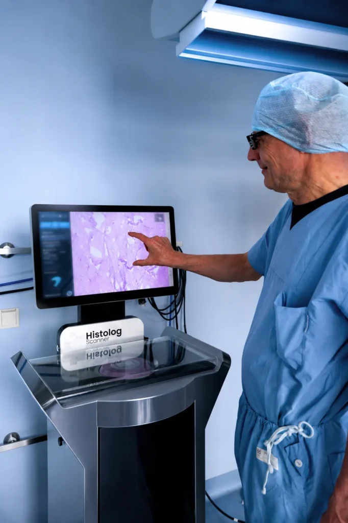 Arzt beurteilt eine digitale Gewebeaufnahme am Histolog Scanner.