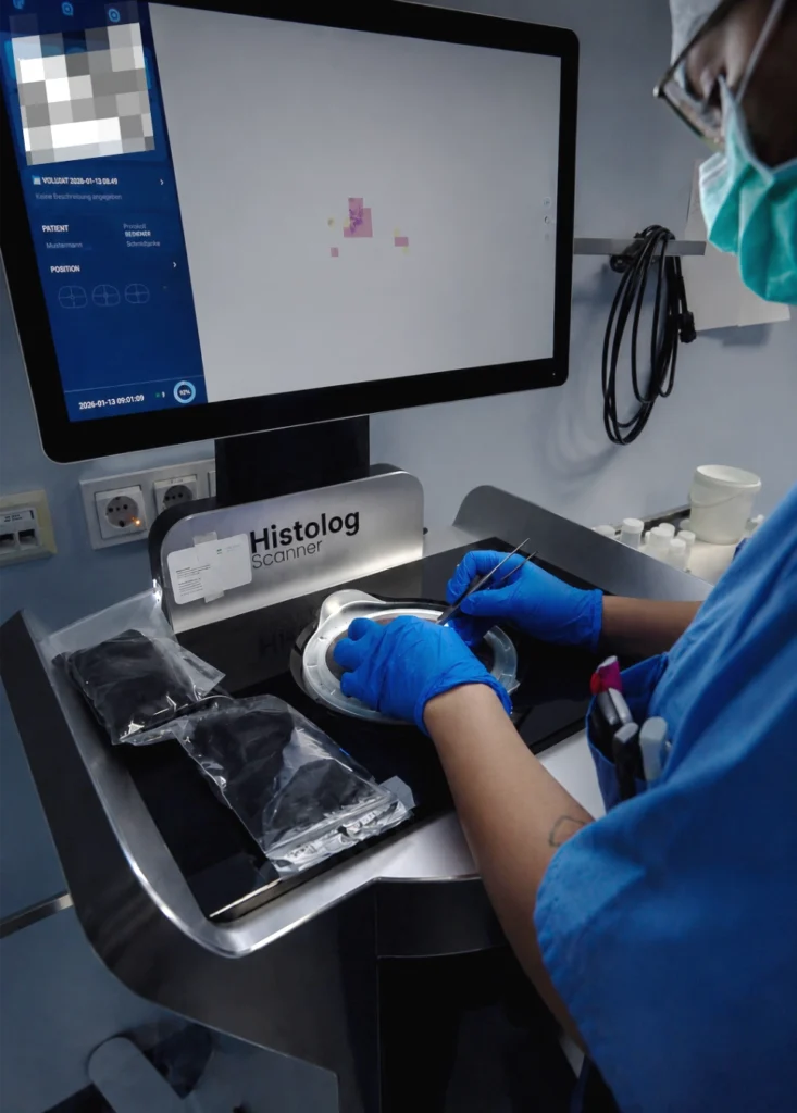 Medizinische Fachkraft arbeitet mit dem Histolog Scanner zur digitalen Gewebeanalyse.