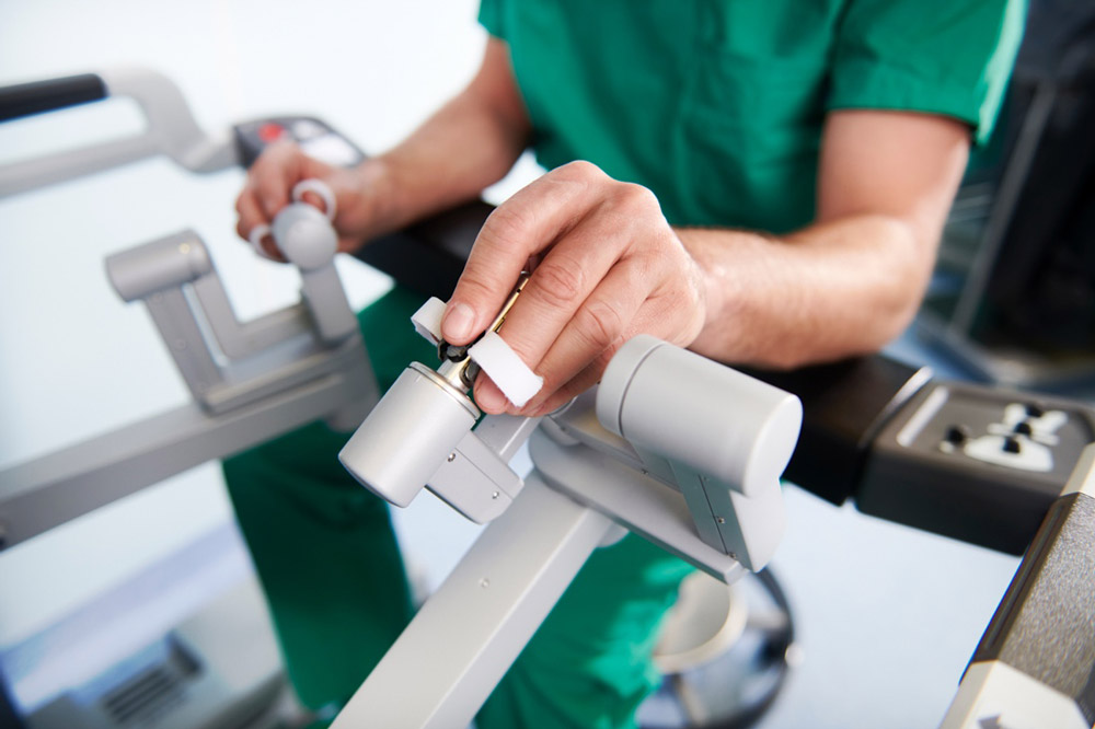 Dr Witt bedient den DaVinci Operationsroboter