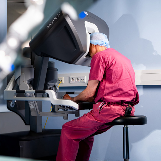 Dr Witt sitzt am Da Vinci Roboter